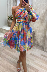 Vivid Visions – Minikleid mit Blumenmuster, plissiertem One-Shoulder-Ärmel und Swing-Ausschnitt